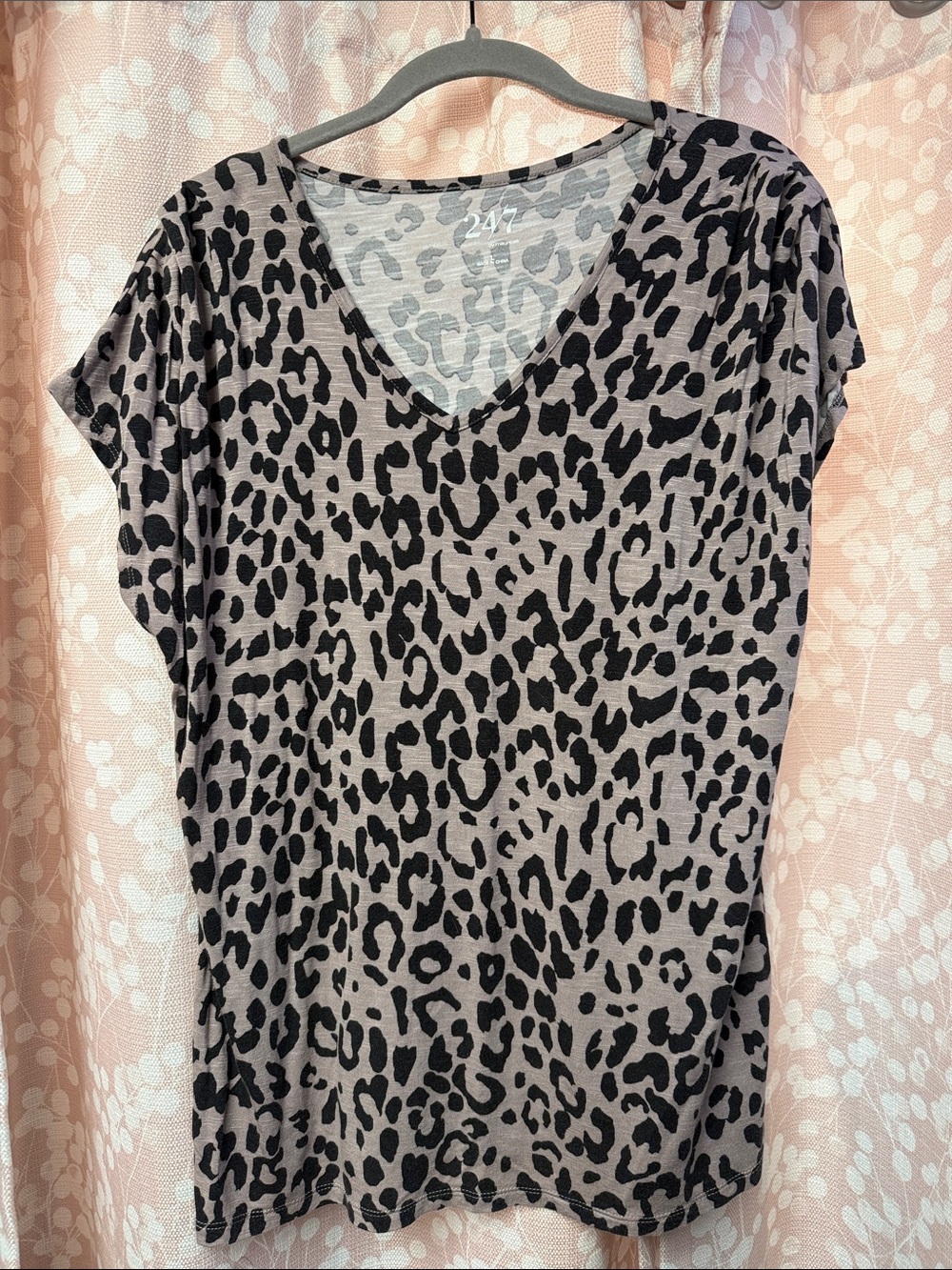 24/7 Leopard V-Neck Short Sleeve Tee in Gray and Black